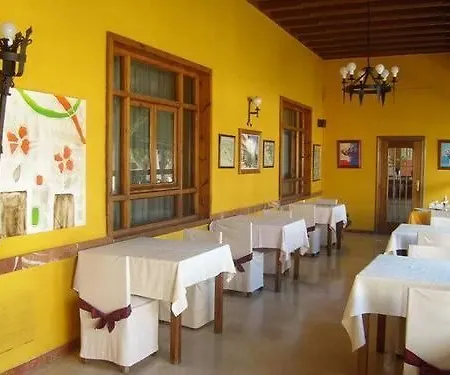 Escuela San Cristobal Отель Ла-Систернига