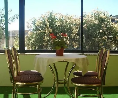 Escuela San Cristobal Отель Ла-Систернига