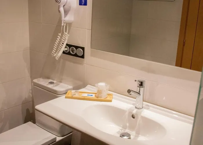 Escuela San Cristobal Hotel 2*