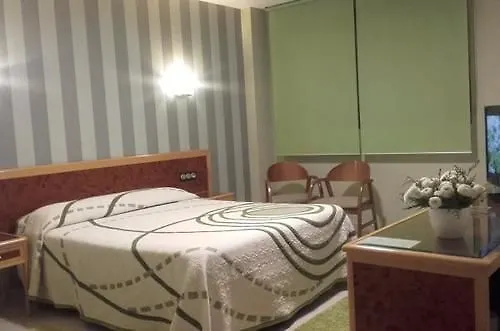 Escuela San Cristobal Hotel 2*